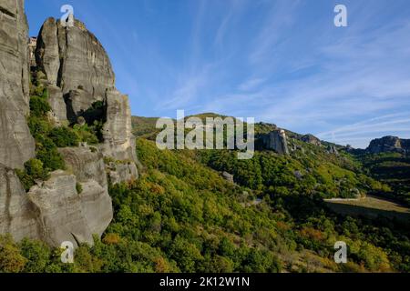 Vacances: Les merveilleux '13 monastères' et leur cadre à couper le souffle à Meteora sur le continent de la Grèce Banque D'Images