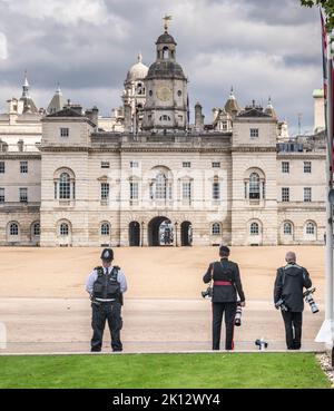 Lors de la parade des gardes à cheval dans le centre de Londres, les photographes (un de l'armée) attendent d'enregistrer le cortège portant les restes de la reine Elizabeth II, de Buckingham Palace à Westminster Hall pour les meneurs Banque D'Images