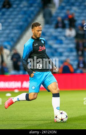 Amir Rrahmani, joueur professionnel de football, jouant pour Napoli, en formation au stade Ibrox Park, Glasgow, Écosse, Banque D'Images