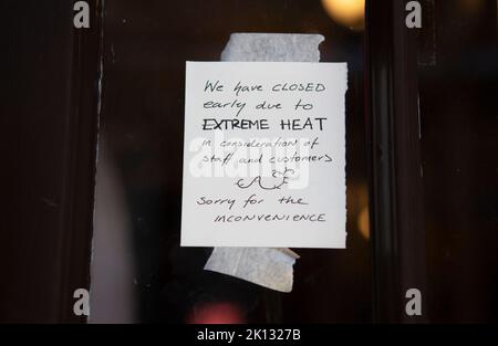 Le magasin York Ghost Mercahnts sur les shambles ferme tôt en raison de la chaleur tandis que les habitants de la ville de York, dans le North Yorkshire, endurent la journée la plus chaude sur la re Banque D'Images