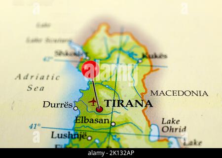 Carte de Tirana. Gros plan sur la carte de Tirana avec une épingle rouge. Carte avec point rouge de Tirana en Albanie. Banque D'Images