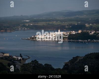 Castropol, Asturies, Espagne. Vue aérienne du village depuis le côté oposite de l'estuaire de l'OEO. Banque D'Images