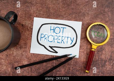 Légende de texte présentant Hot Property. Concept signifiant quelque chose qui est recherché ou est fortement exigé Banque D'Images