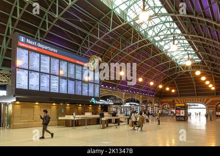 Le panneau des départs et le bureau d'informations sur les transports dans le Grand Concourse de la gare centrale de Sydney Banque D'Images