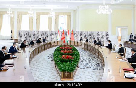 Samarkand, Ouzbékistan. 15th septembre 2022. Le président chinois Xi Jinping rencontre le président tadjik Emomali Rahmon à Samarkand, en Ouzbékistan, le 15 septembre 2022. Credit: Zhai Jianlan/Xinhua/Alamy Live News Banque D'Images