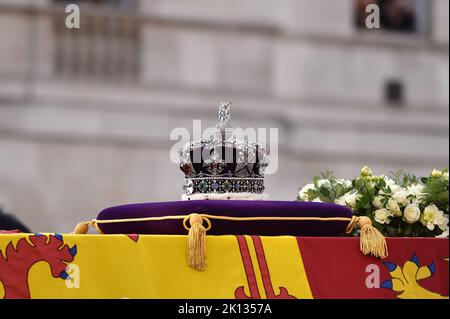 La couronne d'État impériale est posée sur un coussin en velours violet sur le cercueil de la reine drapé avec la norme royale, puisqu'elle a été transportée sur une voiture à canon depuis Buckingham Palace lors de la procession de cérémonie de la reine. Banque D'Images