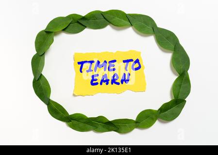 Affiche textuelle indiquant le temps à gagner. Mot écrit après un effort élevé et beaucoup de travail vous pouvez voir les revenus Banque D'Images