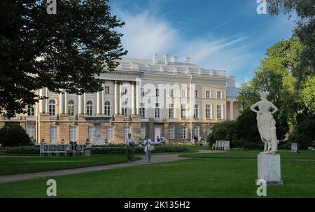 Le beau palais Alexandre, dans le style classique, à Pouchkine (St. Petersbourg) a été construit par Catherine II pour son neveu Alexandre I, le futur empereur Banque D'Images