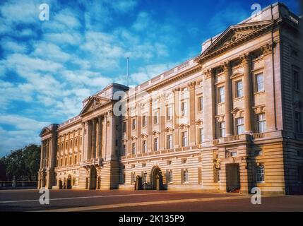 Architecture royale du palais de Buckingham sous un ciel bleu clair, affichant sa grandeur et son importance historique Banque D'Images