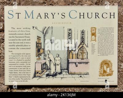 ST MARYS KIRK AUCHINDAIR ABERDEENSHIRE ÉCOSSE ÉGLISE D'ÉTÉ INTÉRIEUR AVEC PANNEAU D'INFORMATION Banque D'Images