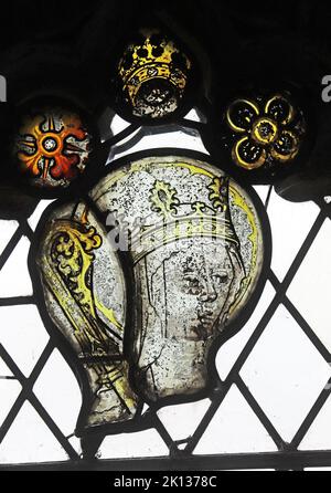 Des fragments de vitraux datant de 15th siècles dépeignent Saint-Etheldreda d'Ely, l'église Saint-Sidwell, LanEast, Cornwall Banque D'Images