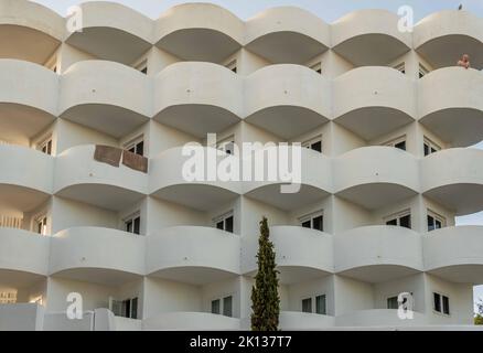 Cala d'Or, Espagne; septembre 10 2022: Façade avec balcons d'un hôtel touristique blanc, avec serviettes suspendues. Île de Majorque, Espagne Banque D'Images