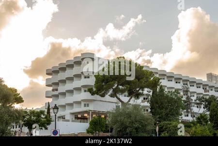 Cala d'Or, Espagne; septembre 10 2022: Façade avec balcons d'un hôtel touristique blanc, avec serviettes suspendues. Île de Majorque, Espagne Banque D'Images