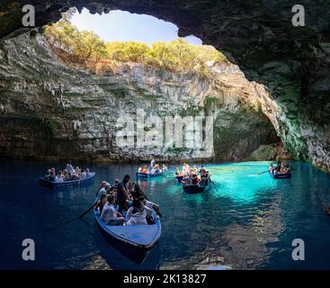 Bateaux de tourisme dans les eaux cristallines du lac Melissani grotte, Kefalonia, Iles Ioniennes, Iles grecques, Grèce, Europe Banque D'Images