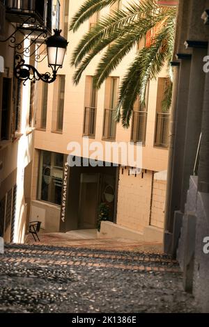 Benidorm, Alicante, Espagne- 9 septembre 2022: Rue pavée étroite avec lumière de rue vintage à Benidorm Banque D'Images