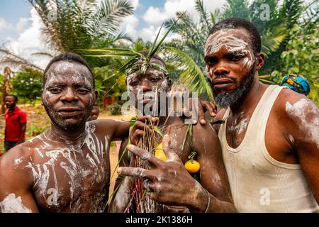 Guerriers pygmées, Kisangani, République démocratique du Congo, Afrique Banque D'Images