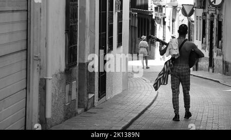 Benidorm, Alicante, Espagne-11 septembre 2022: Musicien jouant de la musique flamenco avec la guitare espagnole dans la rue de Benidorm Banque D'Images