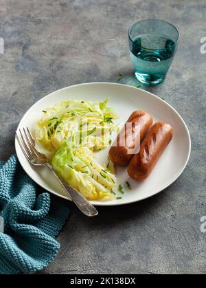 saucisses grillées et chou cuit à la vapeur au beurre, repas de keto sain Banque D'Images