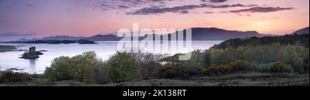 Coucher de soleil sur le château de Stalker et le Loch Linnhe, Argyll, Écosse, Royaume-Uni, Europe Banque D'Images