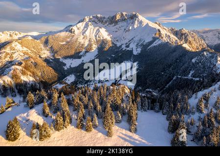 Saison d'hiver dans les Alpes Orobie au lever du soleil, pic de Presolana dans la province de Bergame, district Lombardie, Italie, Europe Banque D'Images