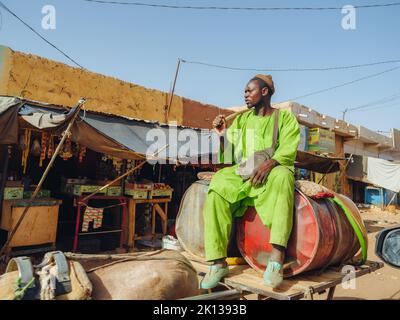 Les rues et les habitants d'un village entre Kiffa et Ayoun, Mauritanie, Sahara, Afrique de l'Ouest, Afrique Banque D'Images