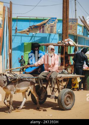 Une des nombreuses villes entre Nouakchott et Tidjikdja, Mauritanie, Sahara, Afrique de l'Ouest, Afrique Banque D'Images