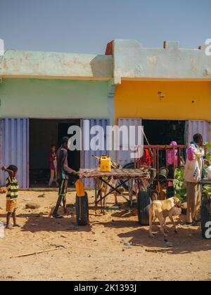 Les rues et les habitants d'un village entre Kiffa et Ayoun, Mauritanie, Sahara, Afrique de l'Ouest, Afrique Banque D'Images