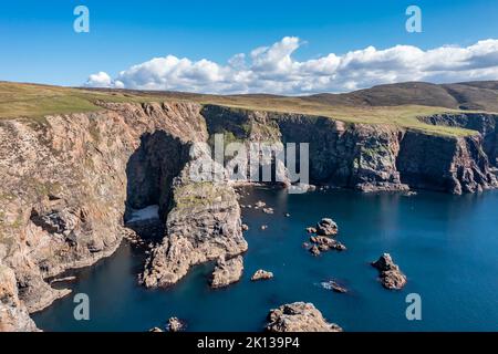 Vue aérienne des falaises près du phare sur l'île d'Arranmore dans le comté de Donegal, Irlande. Banque D'Images