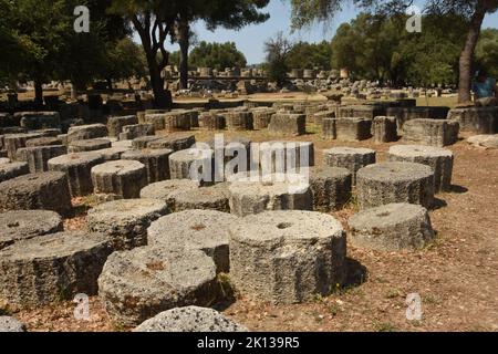 Colonnes démantelées au Temple de Zeus à Olympia, site classé au patrimoine mondial de l'UNESCO, Peleponèse de l'ouest de la Grèce, Europe Banque D'Images