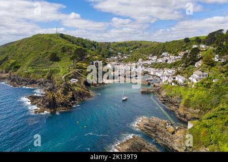 Vue aérienne du pittoresque village de pêcheurs de Cornouailles, Polperro, Cornouailles, Angleterre, Royaume-Uni, Europe Banque D'Images