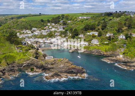 Vue aérienne du village de pêcheurs et du port de Polperro pendant un après-midi ensoleillé de printemps, Cornwall, Angleterre, Royaume-Uni, Europe Banque D'Images