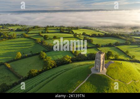 Le matin, des brumes à la tour St. Michael's Tower sur Glastonbury Tor à Somerset, Angleterre, Royaume-Uni, Europe Banque D'Images