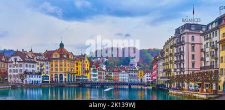 LUCERNE, SUISSE - 30 MARS 2022: Maison historique face à la rivière Reuss sert aujourd'hui d'hôtels et d'appartements de luxe, sur 30 mars à Lucerne, SW Banque D'Images