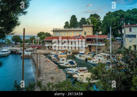 Vue sur le café et le restaurant avec vue sur les bateaux dans le port, le village de Lovran, Lovran, la baie de Kvarner, l'Istrie orientale, Croatie, Europe Banque D'Images