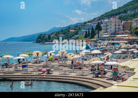 Vue sur les restaurants et les parasols de la promenade Lungomare dans la ville d'Opatija, Opatija, baie de Kvarner, Croatie, Europe Banque D'Images