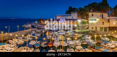 Vue sur le café et le restaurant surplombant les bateaux dans le port au crépuscule, Lovran village, Lovran, Kvarner Bay, Istrie orientale, Croatie, Europe Banque D'Images