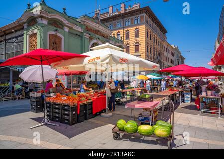 Vue sur la cabine de fruits et légumes et l'extérieur du bâtiment très orné du marché central, Rijeka, Croatie, Europe Banque D'Images