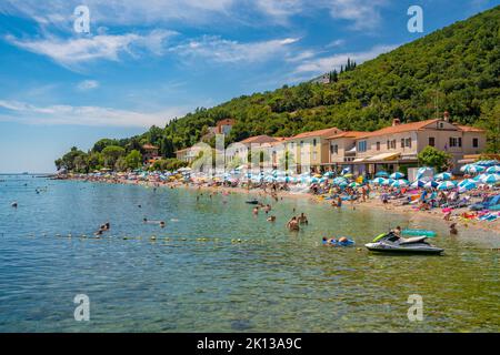 Vue sur la plage de Moscenicka Draga, baie de Kvarner, Istrie orientale, Croatie, Europe Banque D'Images