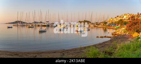 Vue sur les bateaux surplombant la ville de Skiathos au lever du soleil, l'île de Skiathos, les îles Sporades, les îles grecques, la Grèce, Europe Banque D'Images