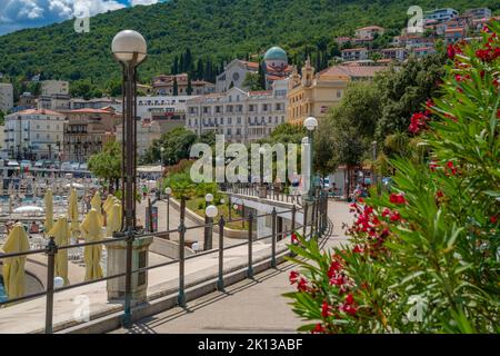 Vue sur l'église et les hôtels donnant sur la promenade à Opatija, baie de Kvarner, Istrie orientale, Croatie, Europe Banque D'Images