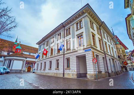 LUCERNE, SUISSE - 30 MARS 2022 : Altstadt (vieille ville) avec de modestes édifices et maisons anciens, sur 30 mars à Lucerne, Suisse Banque D'Images