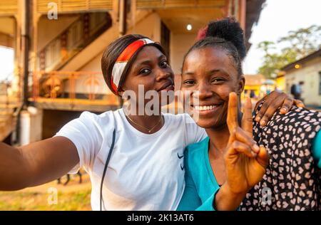 Filles amicales, Mbanza Ngungu, République démocratique du Congo, Afrique Banque D'Images