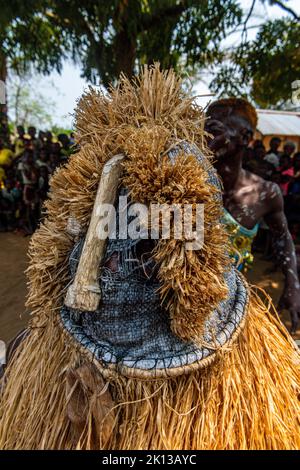 Homme traditionnel masqué, tribu Yaka, Mbandane, République démocratique du Congo, Afrique Banque D'Images