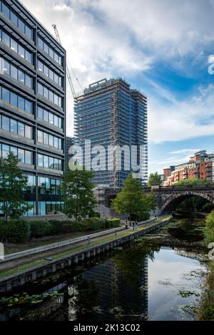 CANAL DE LEEDS LIVERPOOL, LEEDS, ROYAUME-UNI - 8 SEPTEMBRE 2022. Un nouveau gratte-ciel construit sur le canal Leeds Liverpool dans le centre-ville de Leeds représente un investissement Banque D'Images