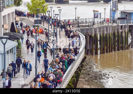 Londres, Royaume-Uni. 15th septembre 2022. Les gens attendent dans la file d'attente le long de South Bank. La file d'attente pour la reine Elizabeth II s'étend le long du pont de la tour, tandis que les gens attendent des heures pour voir le cercueil de la reine. Le cercueil a été placé à Westminster Hall dans le Palais de Westminster où elle restera jusqu'à ses funérailles le 19th septembre. Credit: Vuk Valcic/Alamy Live News Banque D'Images