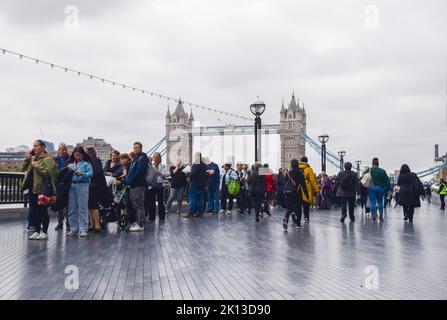 Londres, Royaume-Uni. 15th septembre 2022. La file d'attente pour la reine Elizabeth II s'étend le long du pont de la tour, tandis que les gens attendent des heures pour voir le cercueil de la reine. Le cercueil a été placé à Westminster Hall dans le Palais de Westminster où elle restera jusqu'à ses funérailles le 19th septembre. Credit: Vuk Valcic/Alamy Live News Banque D'Images