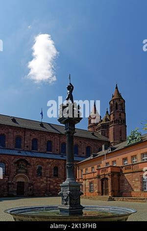 Schloßbrunnen, Dom Sankt Peter, erbaut 12. Jahrhundert, Heyls-Schlößchen *** Légende locale *** Europe, Allemagne, Rhénanie-Palatinat, Worms, Schloßpl Banque D'Images