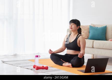 Entraînement de femme japonaise en surpoids Banque D'Images