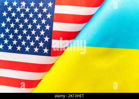 Contexte des drapeaux des États-Unis et de l'ukraine. Le concept d'interaction ou de contre-action entre les deux pays. Relations internationales. politi Banque D'Images