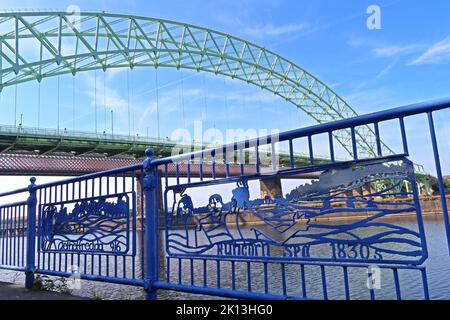 Chemins de fer le long de la promenade Runcorn, Silver Jubilee Mersey Runcorn/Widnes Bridge, vieille ville, Mersey Rd, Runcorn, Halton, Cheshire, Angleterre, Royaume-Uni, WA7 1DH Banque D'Images